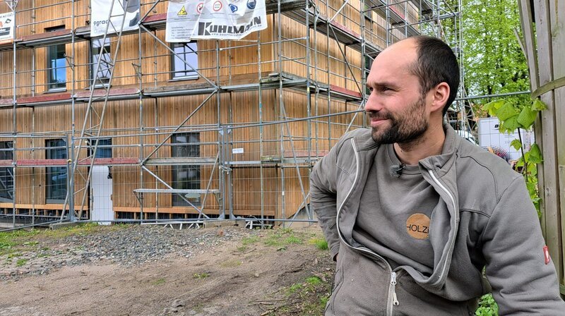 Früher hat Hannes Ibbeken in einer Werbeagentur gearbeitet, jetzt ist er Chef einer alten Sägerei. – Bild: NDR/​Birgit Stamerjohanns