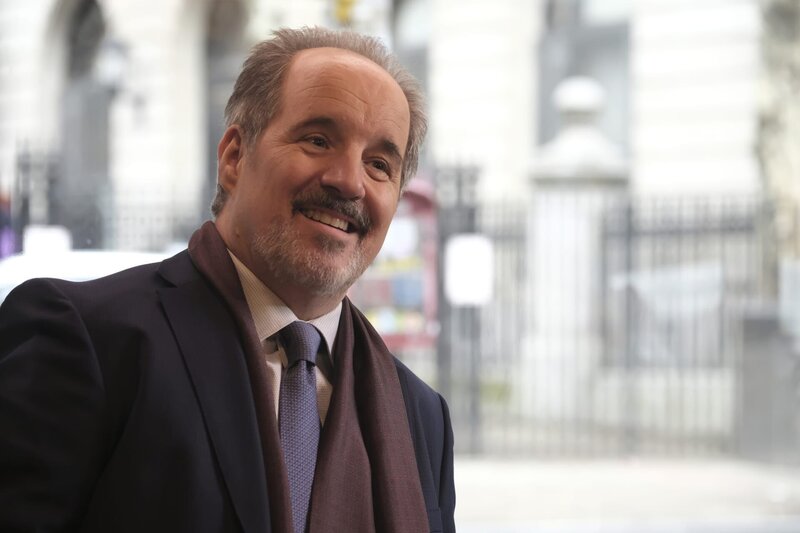 John Pankow (John Romano) – Bild: CBS Broadcasting, Inc. /​ Jojo Whilden