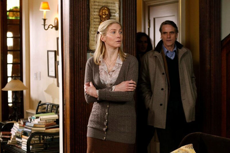 -- „Totem“ Episode 1220 -- Pictured: (l-r) Elizabeth Mitchell as June Frye, Jeremy Irons as Cap Jackson -- Photo by: Will Hart/​NBC – Bild: NBCUniversal, Inc.