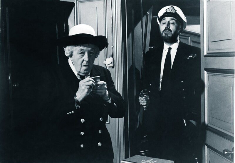 Neue Gewänder: Um einem Mörder auf hoher See auf die Schliche zu kommen, stattet sich Miss Marple (Margaret Rutherford, l.) mit einer Marineuniform aus. Doch auch auf feindlichen Gewässern darf die obligatorische Tasse Tee nicht fehlen … – Bild: Warner Brothers Neue Gewänder: Um einem Mörder auf hoher See auf die Schliche zu kommen, stattet sich Miss Marple (Margaret Rutherford, l.) mit einer Marineuniform aus. Doch auch auf feindlichen Gewässern darf die obligatorische Tasse Tee nicht fehlen … – Bild: Warner Brothers