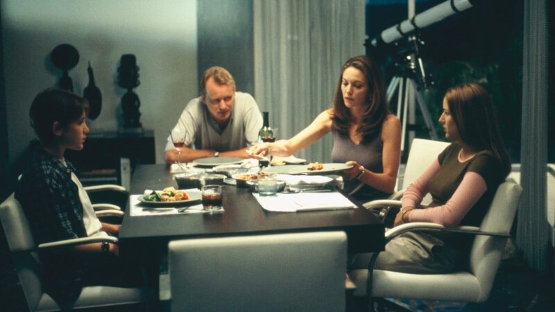 Ruby Baker (Leelee Sobieski, r.) und ihr kleiner Bruder Rhett (Trevor Morgan, l.) wohnen nun bei Erin (Diane Lane, 2.v.r.) und Terry Glass (Stellan Skarsgĺrd, 2.v.l.). Ruby und Rhett vermissen nicht nur ihre Eltern, es fällt ihnen auch zunehmend schwerer, ihren Adoptiveltern zu vertrauen. – Bild: ZDF und Peter Iovino/Peter Iovino Ruby Baker (Leelee Sobieski, r.) und ihr kleiner Bruder Rhett (Trevor Morgan, l.) wohnen nun bei Erin (Diane Lane, 2.v.r.) und Terry Glass (Stellan Skarsgĺrd, 2.v.l.). Ruby und Rhett vermissen nicht nur ihre Eltern, es fällt ihnen auch zunehmend schwerer, ihren Adoptiveltern zu vertrauen. – Bild: ZDF und Peter Iovino/Peter Iovino