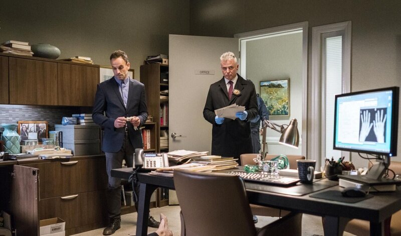 Als die ehemalige Chirurgin Watson unter Verdacht gerät, illegale Rezepte auszustellen, müssen Sherlock (Jonny Lee Miller, l.) und Captain Gregson (Aidan Quinn, r.) schnell handeln und den Täter zur Strecke bringen. – Bild: CBS Broadcasting Inc.