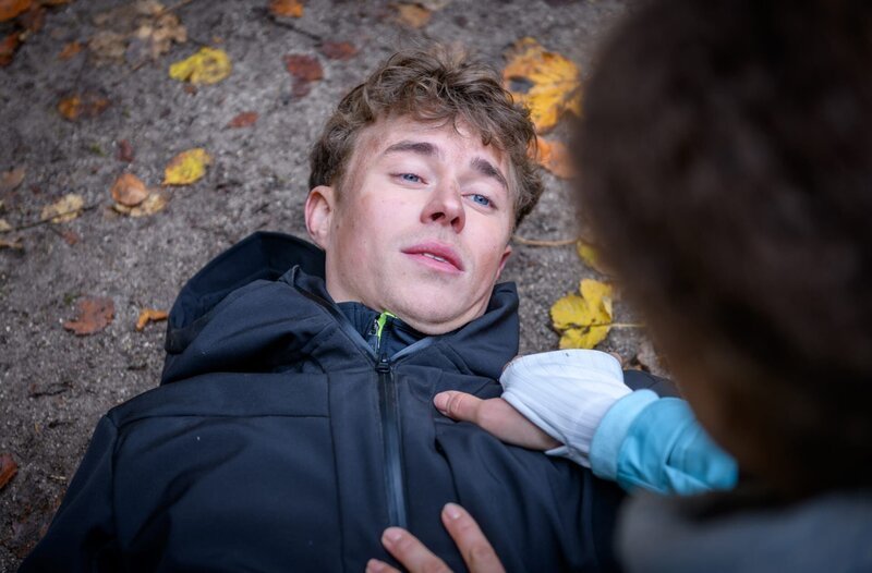 Als Philipp (Robin Schick, l.) die Augen aufschlägt, verliebt er sich in Ana (Soluna-Delta Kokol, r.). – Bild: ARD/​WDR/​Christof Arnold