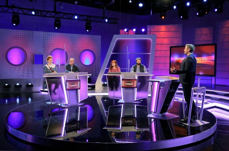 Bereit für kniffelige Fragen aus dem prallen Leben? Moderator Florian Weber (rechts) fühlt den Rateteams auf den Zahn (v. li.): Enie van de Meiklokjes, Bodo Bach, Alice Hoffmann und Antoine Monot Jr. – Bild: SWR/​Peter A. Schmidt
