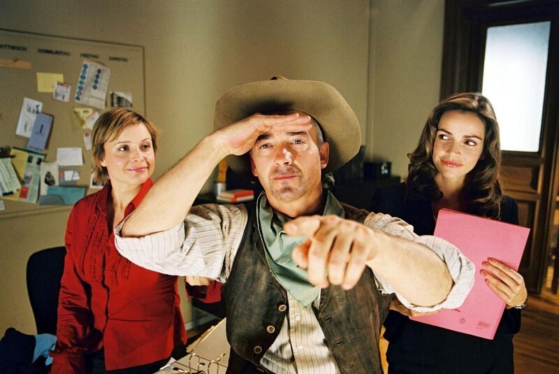 Felix (Christoph M. Ohrt, M.) ist ein wahrer Countryfan und er vergöttert Johnny Cash. Sandra (Rebecca Immanuel, r.) und Biene (Isabel Tuengerthal, l.) haben für diese Musikrichtung weniger übrig … – Bild: SAT.1 /​ Hardy Spitz