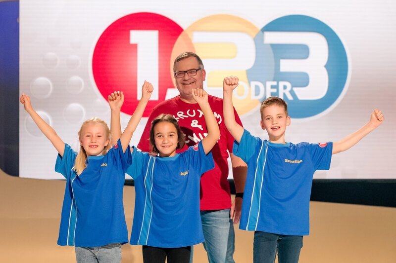 Das Rateteam aus Fürth/​Deutschland mit Elton. – Bild: Nadine Rupp /​ Ruppografie