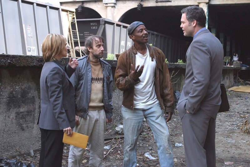 Pictured: (l-r) Kathryn Erbe as Det. Alex Eames, Jay Edwards as Lee, L.B. Williams as Bill, Vincent D’Onofrio as Dr. Robert Goren – Bild: d3 /​ UNIVERSAL CHANNEL