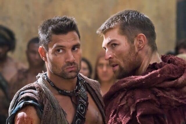 Als der inzwischen zum Praetor Roms aufgestiegene Glaber nach Capua entsandt wird, um Spartacus (Liam McIntyre), Crixus (Manu Bennett) und ihre Männer auszuschalten, müssen die beiden Kämpfer eine schwierige Entscheidung fällen … – Bild: port.hu