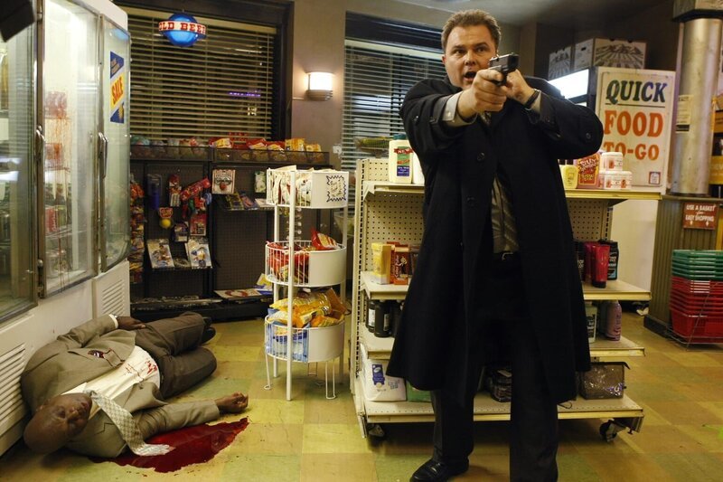 Kann Det. Nick Vera (Jeremy Ratchford) den Schützen, der Det. Will Jeffries (Thom Barry) angeschossen hat, dingfest machen? – Bild: Warner Bros. Television