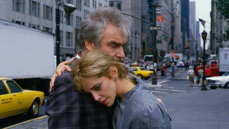 Carina de Angelis (Sydne Rome) ist mit ihrem Sohn nach New York geflogen, weil an ihm dringend die Herzoperation vorgenommen werden muss. Während des stundenlangen Eingriffs kümmert sich Max von Guldenburg (Jürgen Goslar) liebevoll um sie und versucht, sie zu trösten. – Bild: Michael Köhler/​NDF