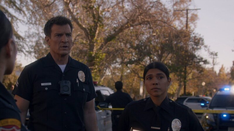 Officer John Nolan (Nathan Fillion) und Officer Celina Juarez (Lisseth Chavez) eilen zu einem akuten Einsatz, an dem ein unter Beschuss geratener Krankenwagen beteiligt ist. – Bild: ZDFneo