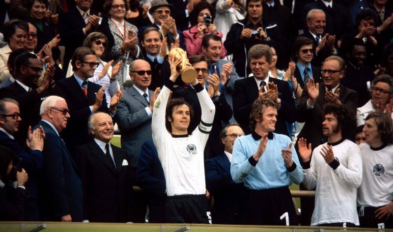 Bei der WM im eigenen Land 1974 wurde die deutsche Fußballnationalmannschaft – zwanzig Jahre nach dem „Wunder von Bern“ von 1954 – zum zweiten Mal Weltmeister. – Bild: BSR Agency /​ Pics United /​ Cor M