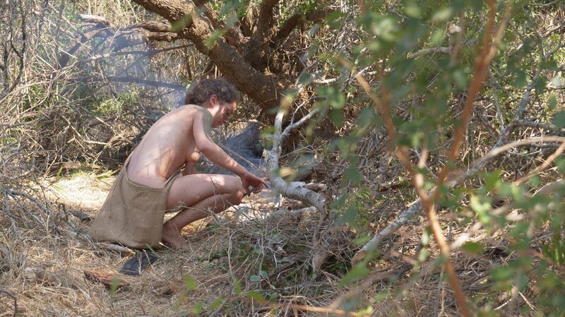 Lauren working on the fire – Bild: Discovery Channel /​ Discovery Communications, LLC