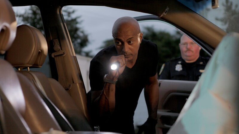 A detective searches a car for evidence. – Bild: Discovery Communications