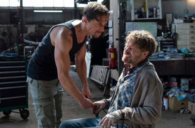 Der Obdachlose Jan Steinert (Janek Rieke, r.) wird von Bernhard Woite (Michael Pink, l.) schwer misshandelt. – Bild: ARD/​Georges Pauly