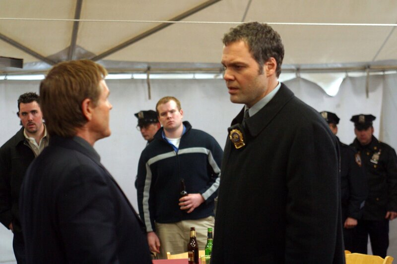 Law & Order Criminal Intent Season02 EP Graansha, Law & Order Criminal Intent Staffel02 EP Die Sippe, regie USA 2002⁠–⁠2003, darsteller (L-R) (foreground) William Sadler, Vincent D’Onofrio – Bild: Universal Network Television