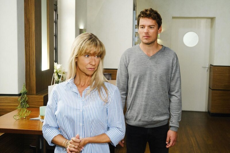 Till (Constantin Lücke) macht sich nach seinem Kuss mit Ute (Isabell Hertel) leise Hoffnung. – Bild: RTL /​ Stefan Behrens