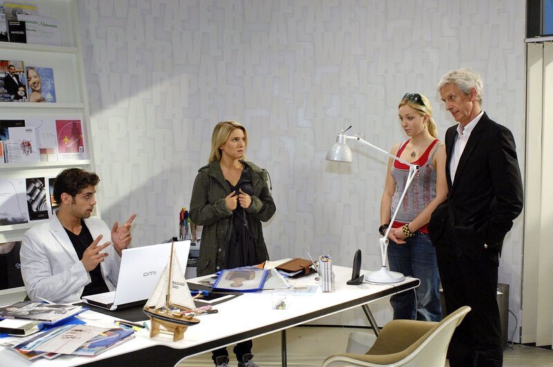 Anna muss feststellen, dass ihr Geständnis unnötig war und Nancy die Schuld an der Katastrophe auf sich genommen hat … v.l.n.r.: Jonas (Roy Peter Link), Anna (Jeanette Biedermann), Nancy (Jil Funke), Robert (Mathieu Carrière) – Bild: SAT.1 /​ Oliver Ziebe Eigenproduktionsbild frei