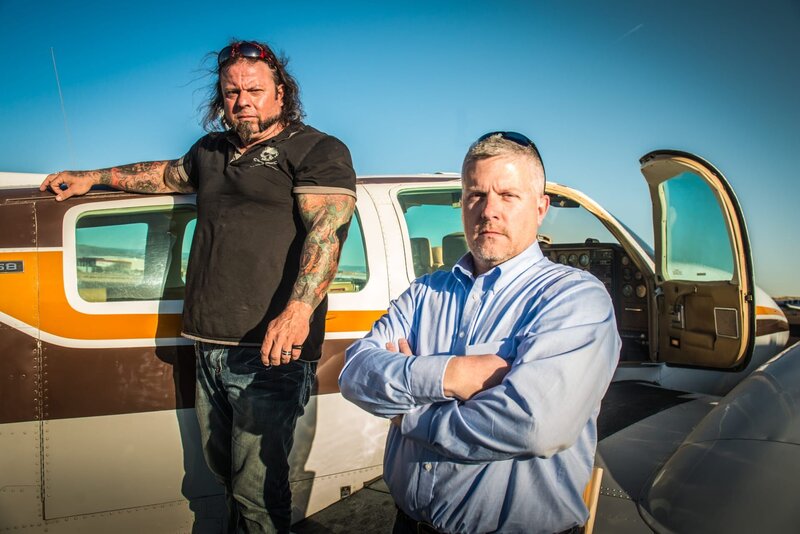 Ken Cage and Danny Thompson standing in front of a car outside. – Bild: Discovery Channel /​ Discovery Communications
