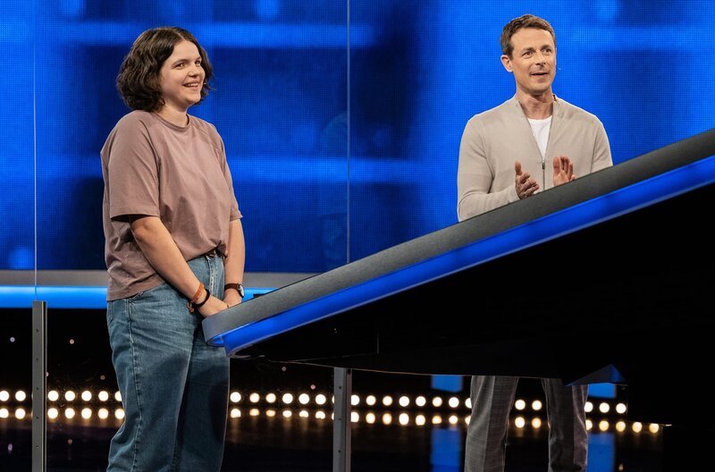 Moderator Alexander Bommes (r.) mit der Kandidatin Emma Boye (l.). – Bild: Arne Vollstedt