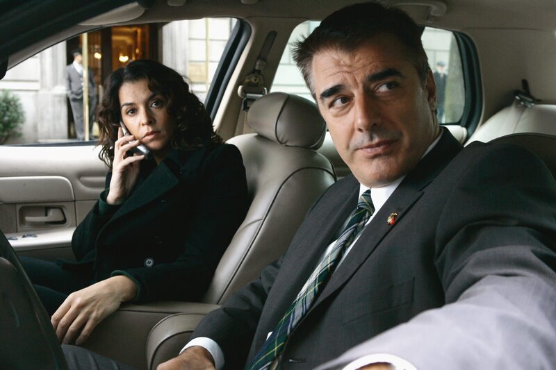 Das Opfer ist an einer Überdosis Morphium gestorben. Barek (Annabella Sciorra) und Logan (Chris Noth) vermuten, dass es Mord war. – Bild: 13th Street