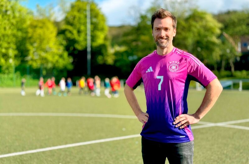 Dieses rosa Shirt hatte den besten Verkaufsstart eines Auswärtstrikots der Deutschen Fußballnationalmannschaft jemals. Kosten: 100 €. Aber wer verdient daran? Das erfährt Daniel Aßmann in „Ausgerechnet Fußballtrikot“. – Bild: WDR/​Paul Bogdanski/​Bavaria Entertainment GmbH