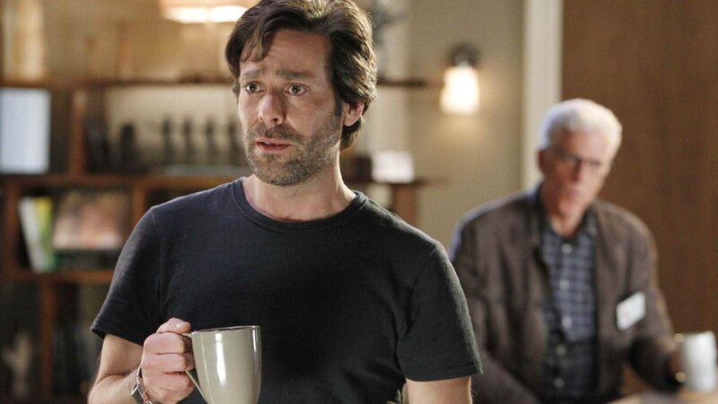 John Merchiston (James Callis, l.) beteuert D.B. Russell (Ted Danson) gegenüber, nichts mit dem Unfall zu tun gehabt zu haben. – Bild: MG RTL D