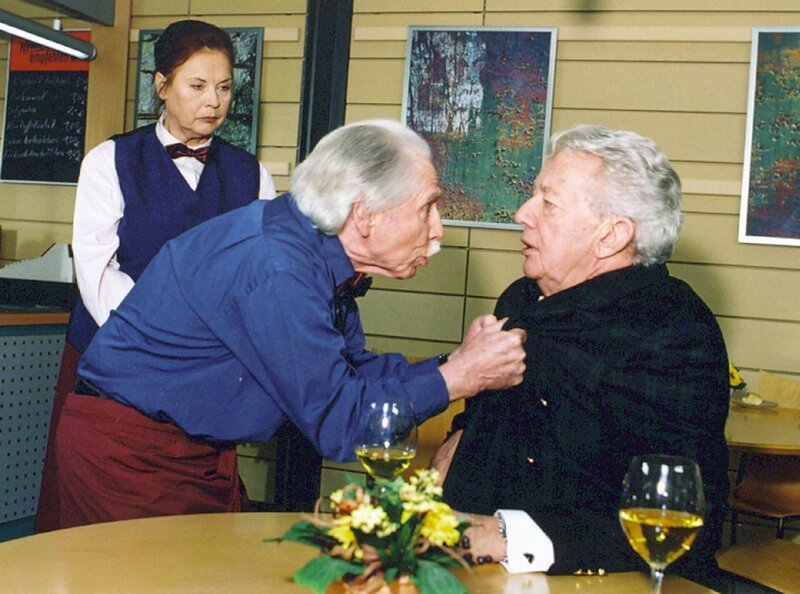 MDR Fernsehen IN ALLER FREUNDSCHAFT FOLGE 176, „Im Zweifel für den Angeklagten“. Charlotte (Ursula Karusseit) und Friedrich (Fred Delmare) fühlt sich vom Patienten und Weinhändler Daniel Esser (Dieter Thomas Heck) betrogen: Der teure Wein entspricht nicht der versprochenen Qualität! – Bild: MDR/​Krajewski