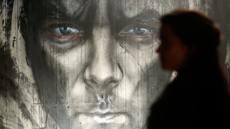 Johanne Vik (Melinda Kinnaman) betrachtet ein Graffiti von der jungen Fanny. Hat das Straßenmädchen ein riesiges Phantombild des Serienkillers angefertigt? – Bild: Honorarfrei – nur für diese Sendung bei Nennung ZDF und Miso Film 2015 Photo: Johan Paulin.