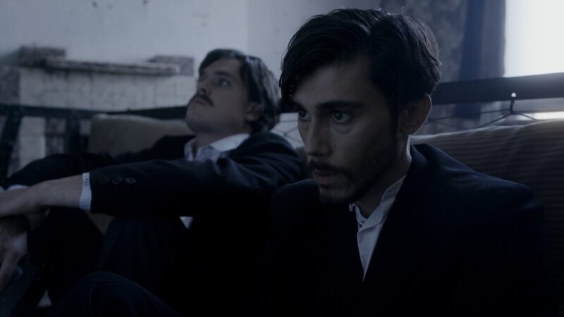 Zwei der erfolglosen Juwelenräuber, Felix Svaars und Jacob Sokoloff, werden in ihrer Wohnung in der Sydney Street aufgespürt und von der Polizei belagert. Dort rüsten sich die beiden verzweifelten Männer für ihren letzten Kampf. – Bild: ZDF