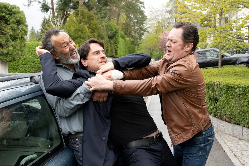 Als Wolfgang Ackermann (Oliver Mommsen, M.) von der Affäre seiner Frau mit dem Arzt Philipp Gera (Ercan Dumaz, l.) erfährt, muss Paul Böhmer (Jürgen Tonkel, r.) eingreifen. Wäre einer der beiden Männer zum Mord fähig? – Bild: ZDF/​Michael Marhoffer