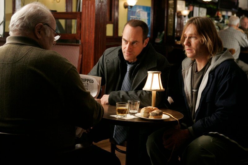 Pictured: Burt Young as Eddy Mack, Christopher Meloni as Det. Elliot Stabler, Ron Eldard as Geno Parnell – Bild: NBC Universal, Inc