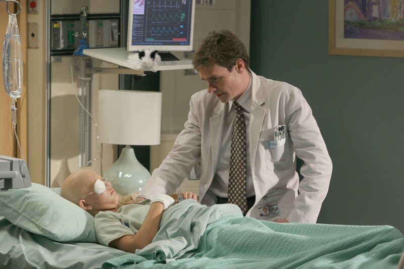 Dr. James Wilson (Robert Sean Leonard, r.) versucht der neunjährigen Andie (Sasha Pieterse, l.) die Angst vor der bevorstehenden Operation zu nehmen. – Bild: PLURIMEDIA (Fox Broadcasting)