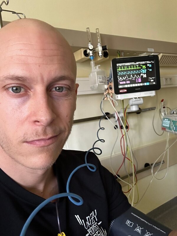 Über ein halbes Jahr im Krankenhaus. Doch Patrick gibt nicht auf . – Bild: Patrick Fröhlich Über ein halbes Jahr im Krankenhaus. Doch Patrick gibt nicht auf . – Bild: Patrick Fröhlich
