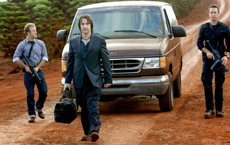 Ein ehemaliger Kollege von Danny (Scott Caan, l.) wird auf grausame Weise ermordet. Steve (Alex O’Loughlin, r.) und sein Team versuchen, diesen Mord aufzuklären und stoßen dabei auf Bastille (Bronson Pinchot, M.), doch hat er etwas damit zu tun? – Bild: CBS BROADCASTING INC. ALL RIGHTS RESERVED.