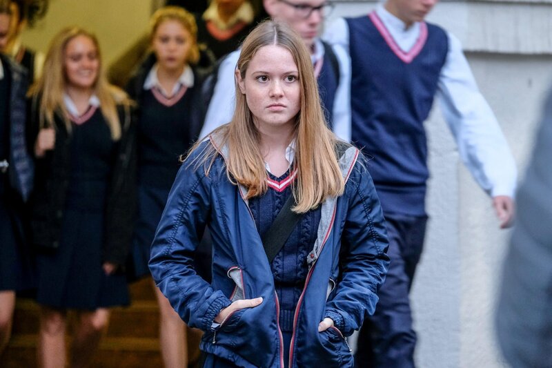 Pia Schuster (Tabea Willemsen) kommt aus dem Schulgebäude. – Bild: ZDF/​Susanne Bernhard