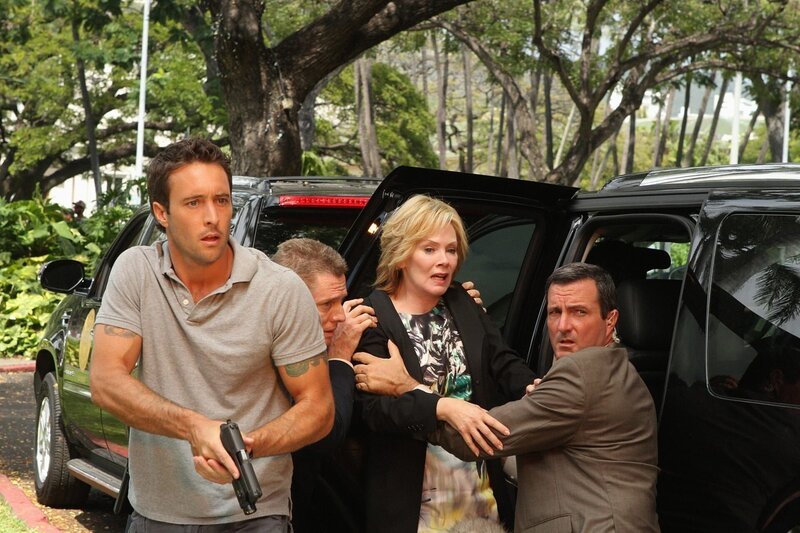 Wo Fat ist zurück und sein Masterplan geht auf, denn Laura Hills die Assistentin der Gouverneurin (Jean Smart, 2.v.r.), kommt durch eine Autobombe um, und Steve McGarrett (Alex O’Loughlin, l.) wird des Mordes an ihr beschuldigt … – Bild: port.hu