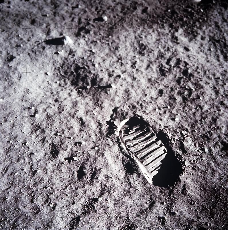 Apollo 11 Fußabdruck. – Bild: Discovery Communications, Inc.