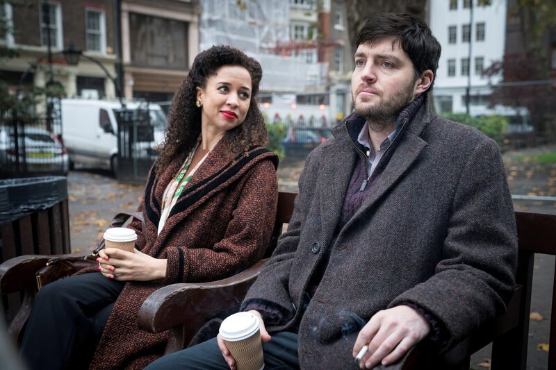 l-r: Flick Purdue (Saffron Coomber), Cormoran Strike (Tom Burke) – Bild: Steffan Hill /​ HBO /​ Die Verwendung ist nur bei redaktioneller Berichterstattung im Rahmen einer Programmankündigung ab 2 Monate vor der ersten Auss /​ © Home Box Office, Inc. All rights reserved. HBO® and all related programs are the  …