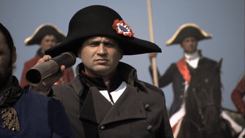 Napoleon (Darsteller unbekannt) beobachtet das Schlachtgeschehen. – Bild: ZDF