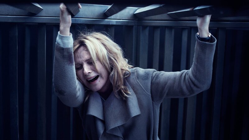 US-Präsidentin Helen Tyler (Kim Cattrall) wird an einem unbekannten Ort gefangen gehalten. Doch niemand bekennt sich zu der Entführung. Was ist das Motiv? – Bild: Miso Film