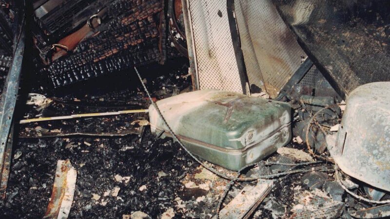 Im Brandschutt wird nach den Löscharbeiten ein verdächtiger Benzinkanister gefunden. – Bild: Polizei Stuttgart