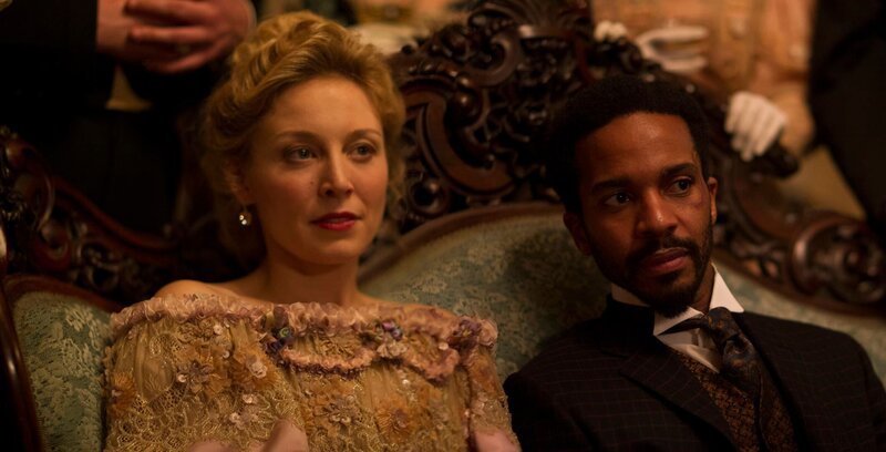 Cornelia Robertson (Juliet Rylance) und Dr. Algernon Edwards (André Holland) kennen sich seit Kindertagen. Zu einem Fest im Haus der Robertsons wird Algernon daher eingeladen. – Bild: Home Box Office, Inc.