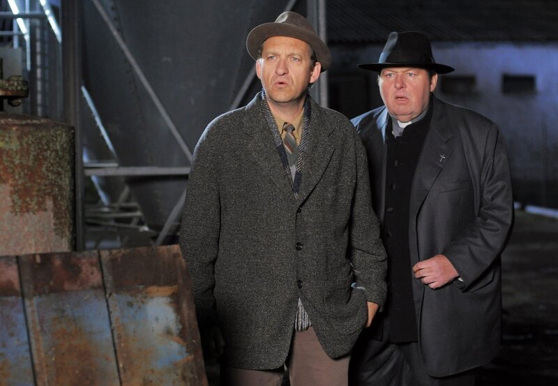 Kommissar Geiger (Peter Heinrich Brix, links) und Pfarrer Braun (Ottfried Fischer) machen eine brisante Beobachtung. – Bild: ARD Degeto/​ARD Degeto/​Reiner Bajo