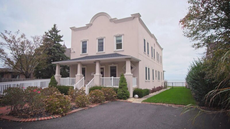 Die Autorin Vicky und der Professor Muhammad möchten an die Küste von New Jersey ziehen. Für 1,2 Millionen Dollar suchen sie einen kleinen Neubau mit großer Wohnküche – am liebsten direkt am Meer und mit Blick auf die New Yorker Skyline. Das Haus soll trotzdem genug Platz für Muhammads Mutter haben, die ihn und seine Brüder abwechselnd besuchen kommt. Ihre Maklerin zeigt den beiden zwei Neubauten und einen Altbau. Diese unerwartete Option lässt sie zwischen neuen Funktionen und altem Charme entscheiden. – Bild: HGTV