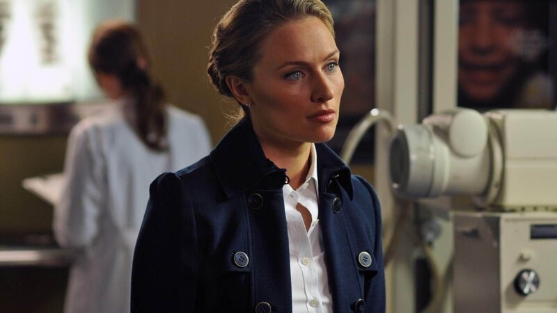 A.D.A. Kim Greylek (Michaela McManus) will einem Arzt das Handwerk legen, der konsequent leugnet, dass das HI-Virus AIDS verursacht. – Bild: RTL /​ NBC Universal