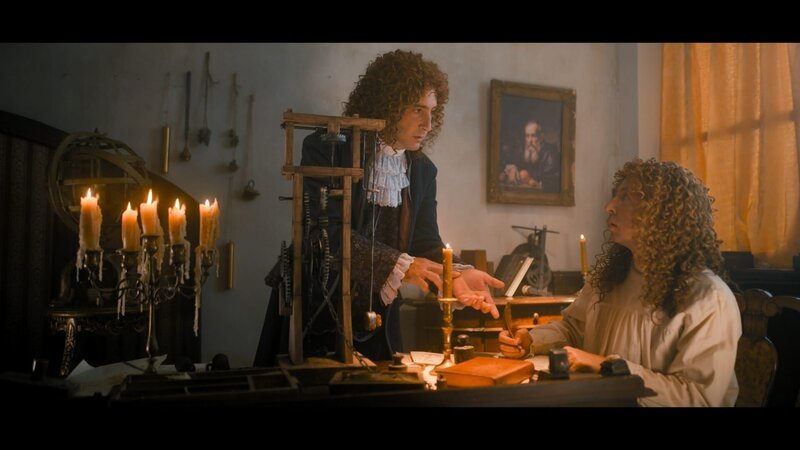 Der Holländer Christian Huygens (Vladimir Dimitrov, l.) wurde 1666 an das Pariser Observatorium berufen. Dort beschäftigte er sich mit der Mechanik von Uhren und nahm die Idee eines Pendels als Taktgeber von Galileo Galilei auf. Damit präzisierte er den Lauf der Uhren auf 10 Sekunden Fehlzeit am Tag. – Bild: Jan Prillwitz /​ ZDF