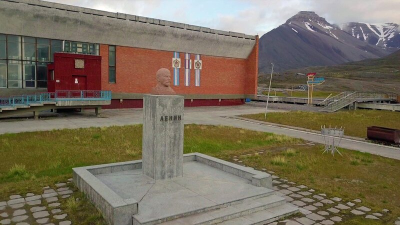 Die Lenin-Büste und die typische Architektur erinnern an die sowjetische Vergangenheit von Pyramiden. – Bild: Like A Shot/​ TCB Media Rights/​ WeltN24 GmbH