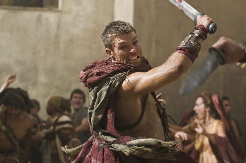 Als Glaber vor den Einwohner von Capua eine Rede hält und dabei die gequälte Aurelia zur Schau stellt, rastet Spartacus (Liam McIntyre) total aus … – Bild: port.hu