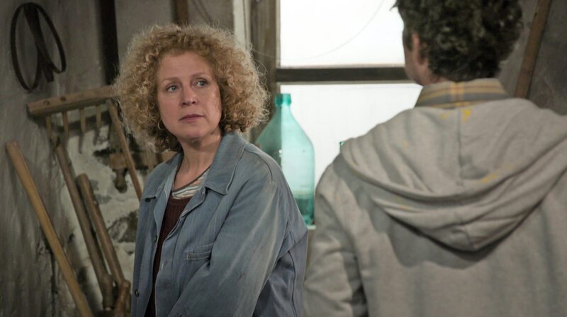 Bea (Christiane Brammer) li. hat keine Beweise für Ulis (Bernd Lambrecht) Sabotage in der Brennerei. – Bild: SWR